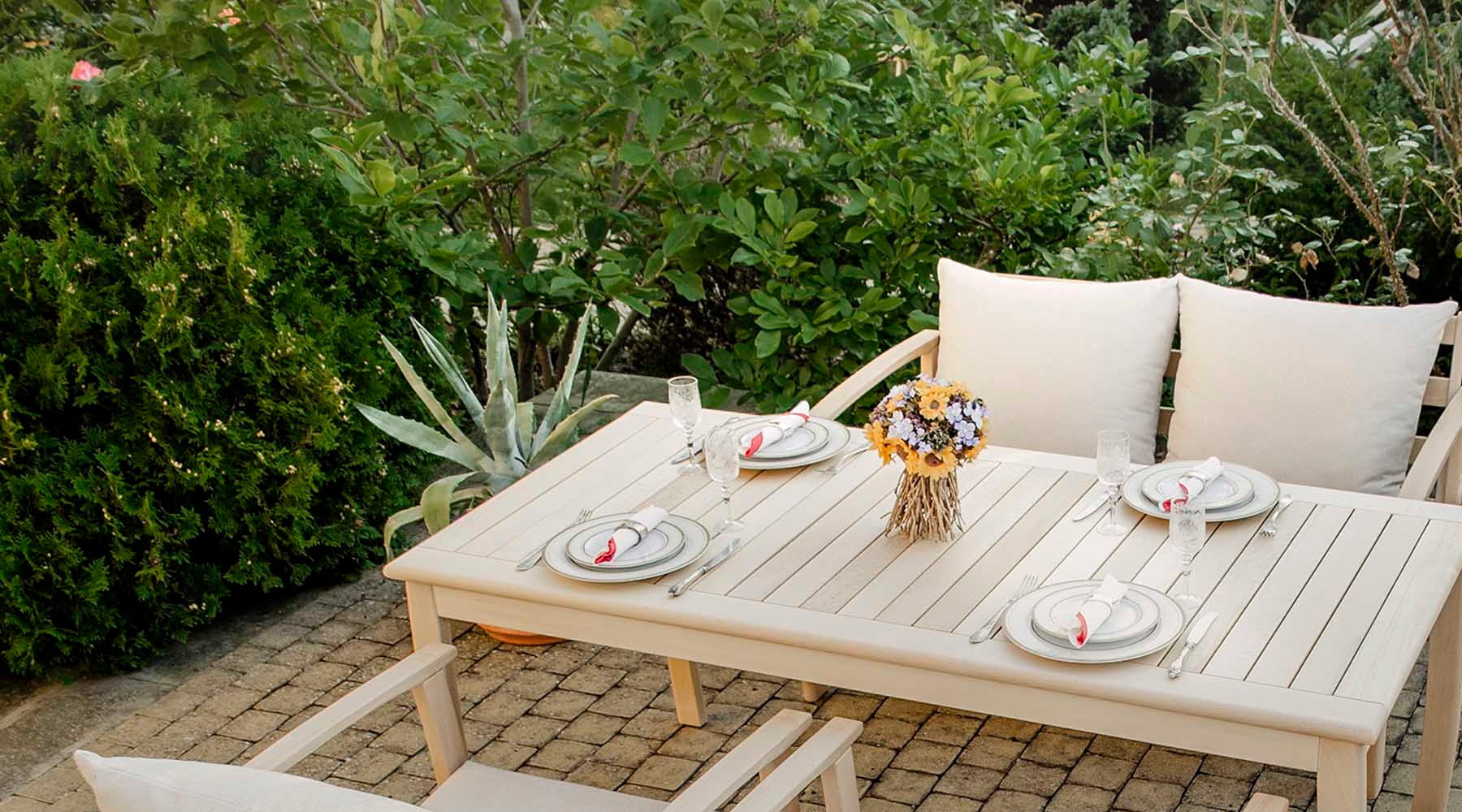 Як обрати ідеальний стіл для вітальні: поради від Woodman