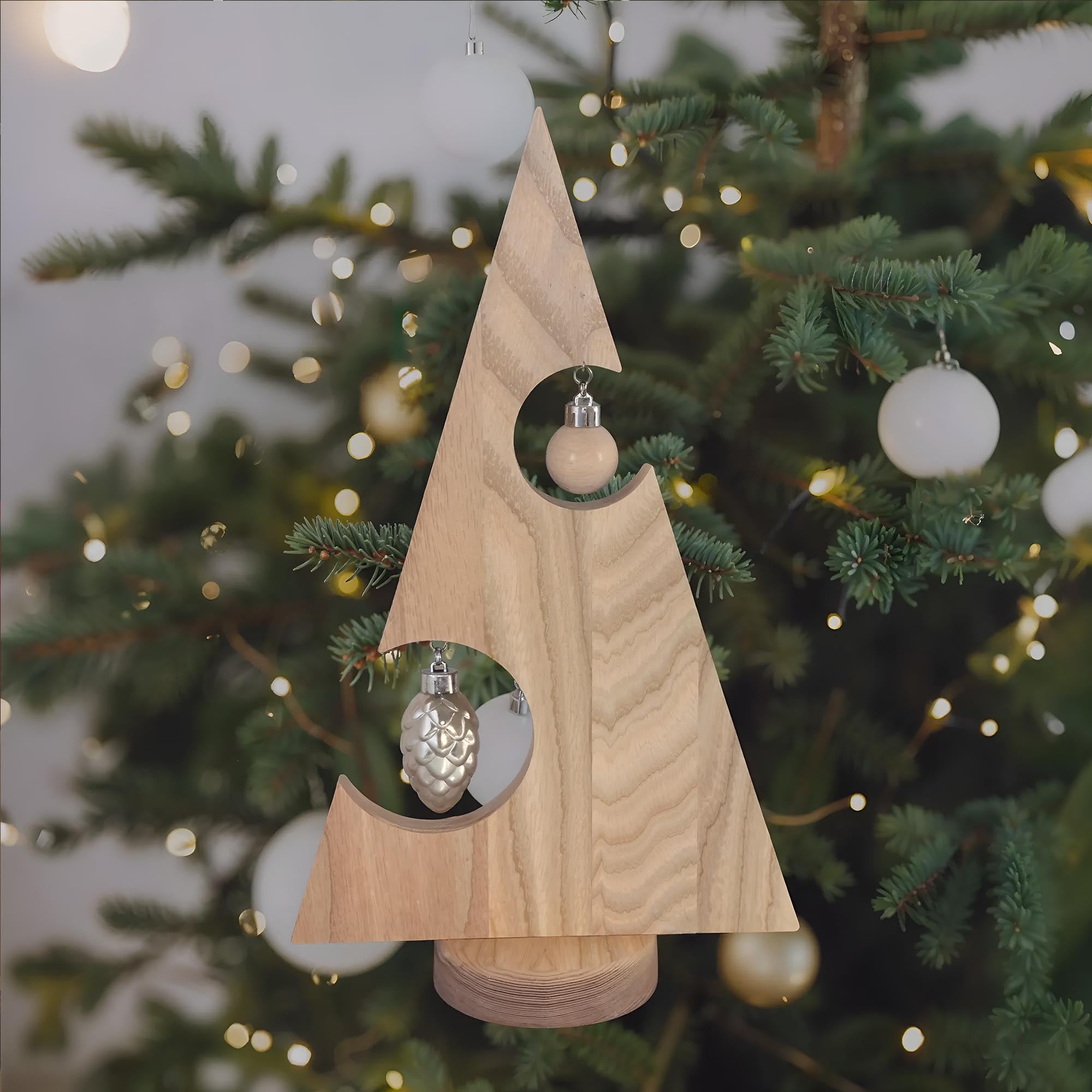 Деревʼяна ялинка, ясень