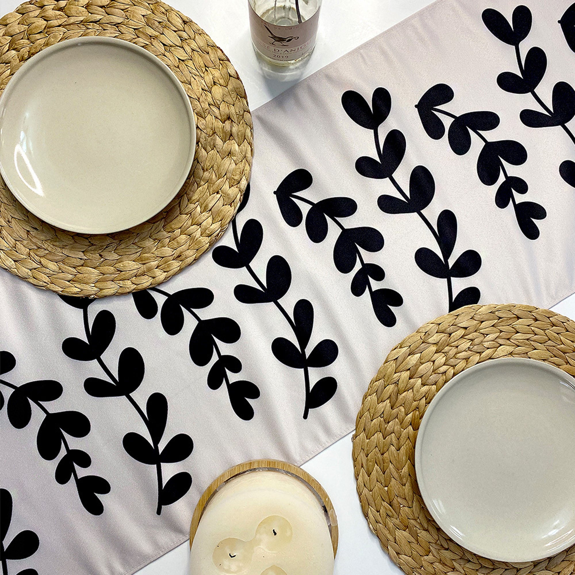 Дорожка на стол Веточки с черными листочками