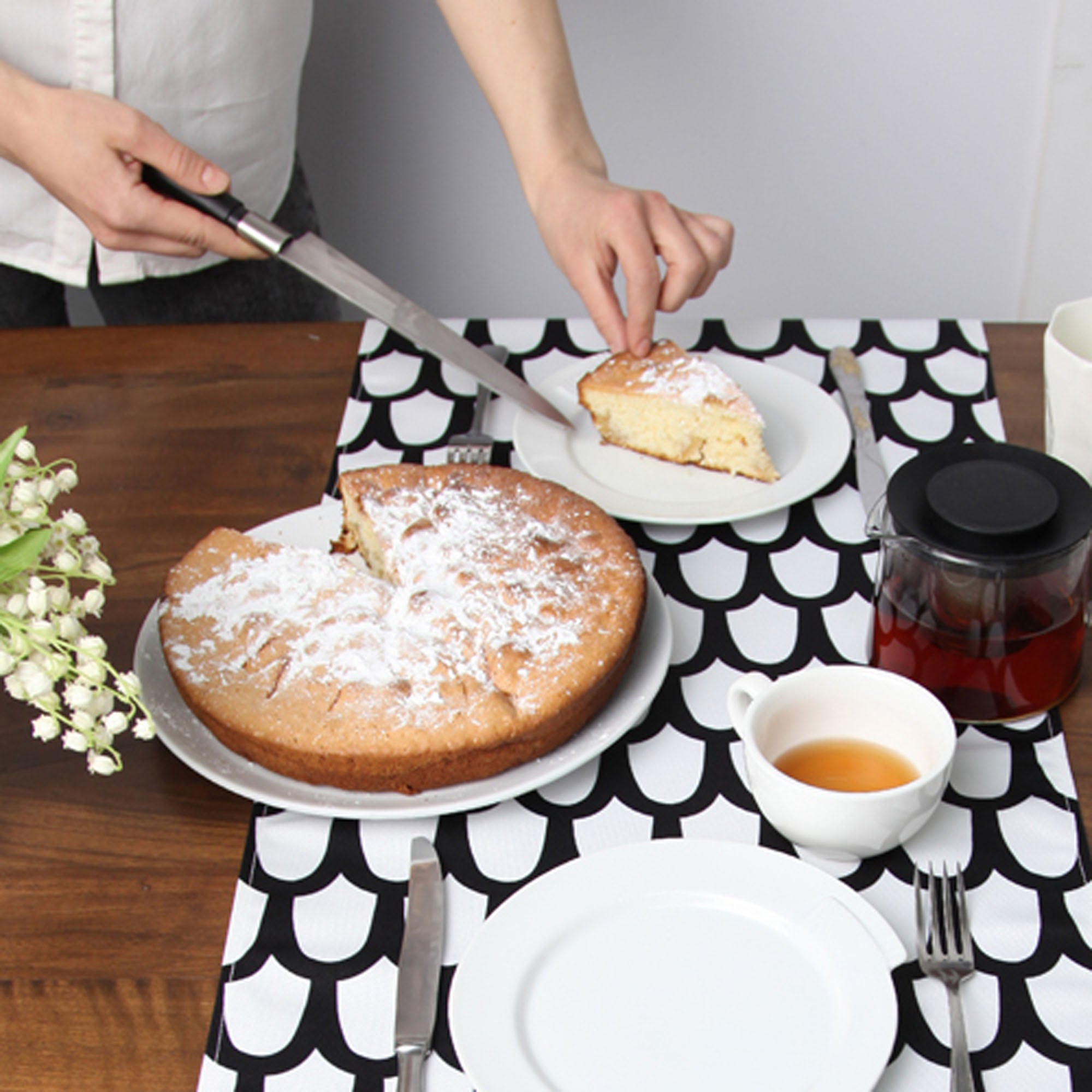 Дорожка на стол ЩЕПЧАТЫЙ ЧЕРНО-БЕЛЫЙ УЗОР