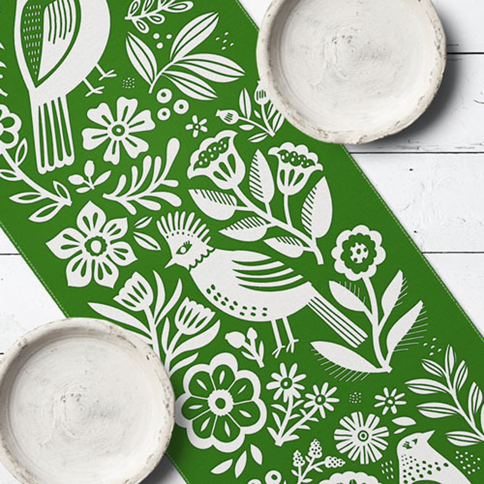 Дорожка на стол ПТИЦЫ И ЦВЕТЫ НА ЗЕЛЕНОМ ФОНЕ