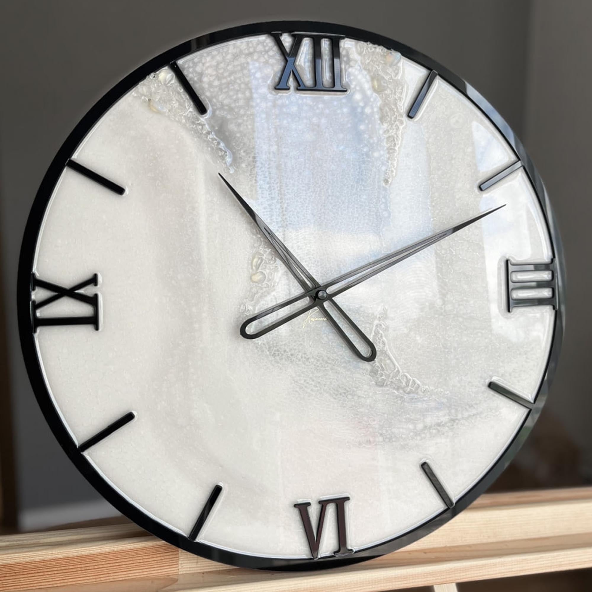 Годинник з епоксидної смоли, білий з чорним