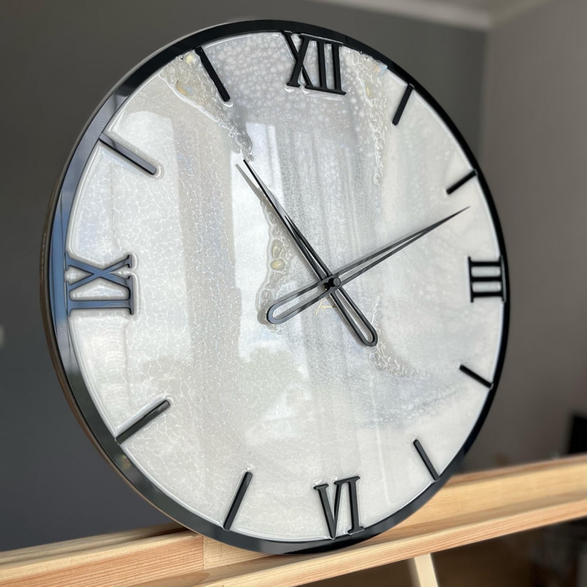 Годинник з епоксидної смоли, білий з чорним