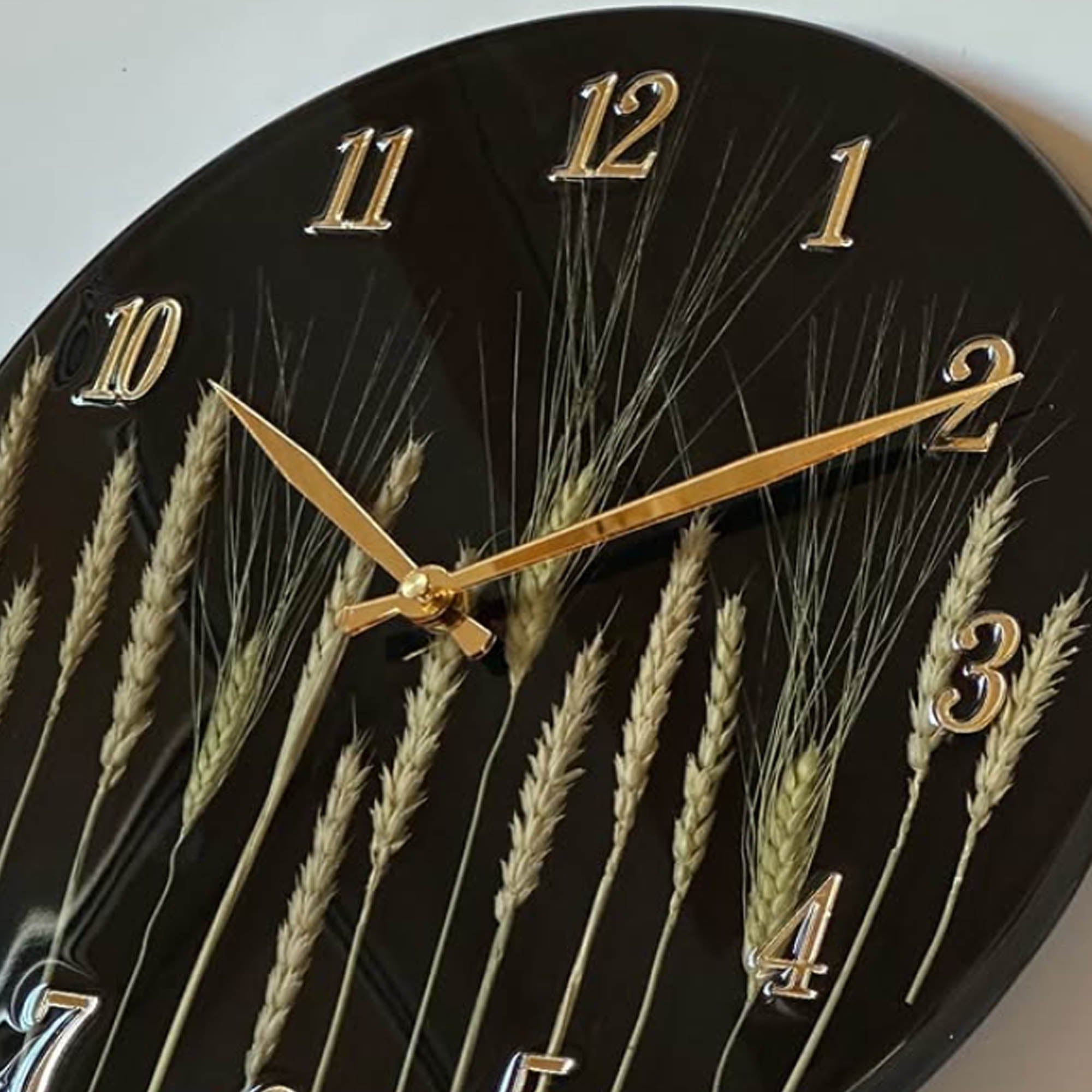 Годинник з епоксидної смоли, чорний з пшеницею
