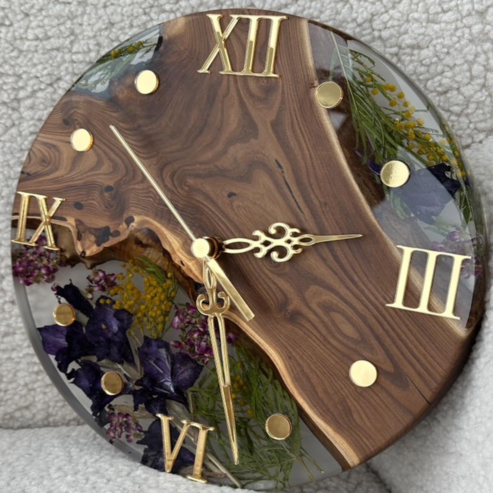Годинник з епоксидної смоли та деревини дикої маслини
