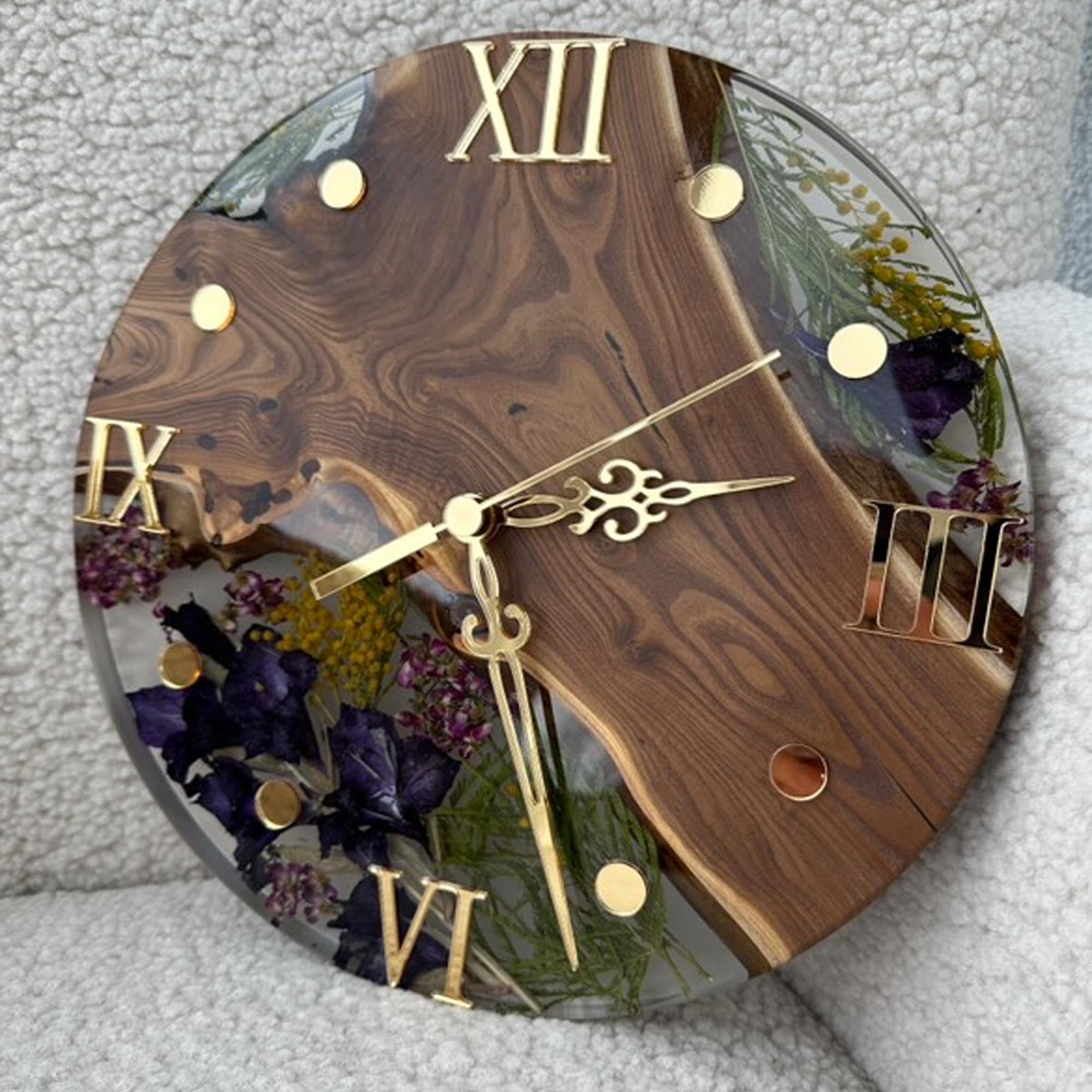 Годинник з епоксидної смоли та деревини дикої маслини