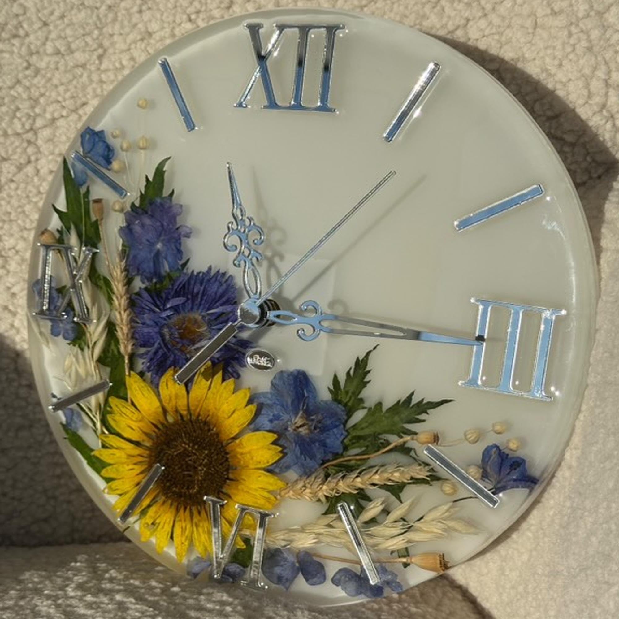Годинник з епоксидної смоли та квітами