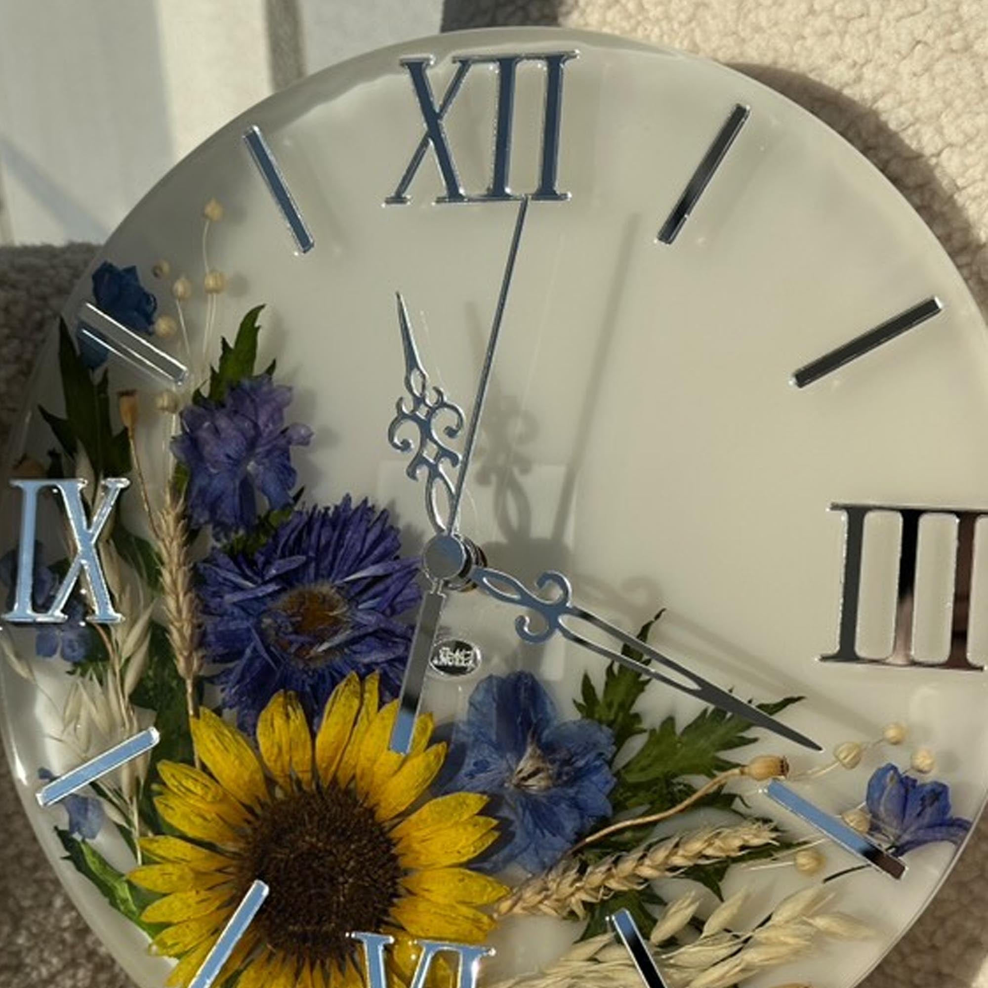 Годинник з епоксидної смоли та квітами