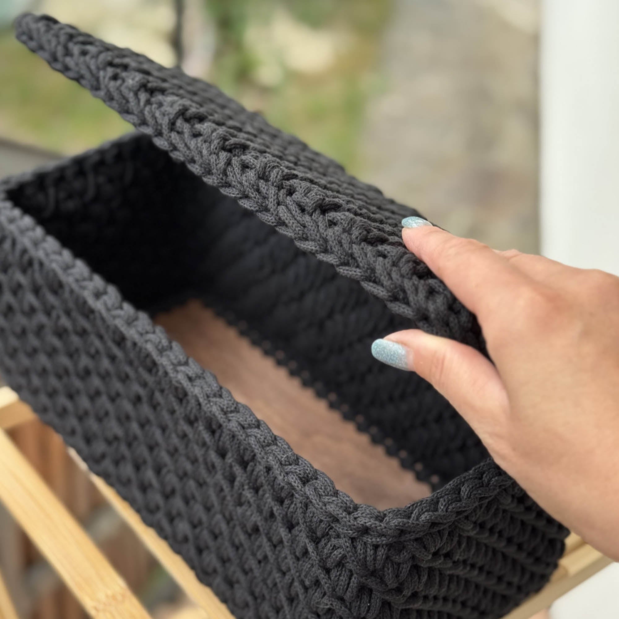 Корзина вязаная с крышкой