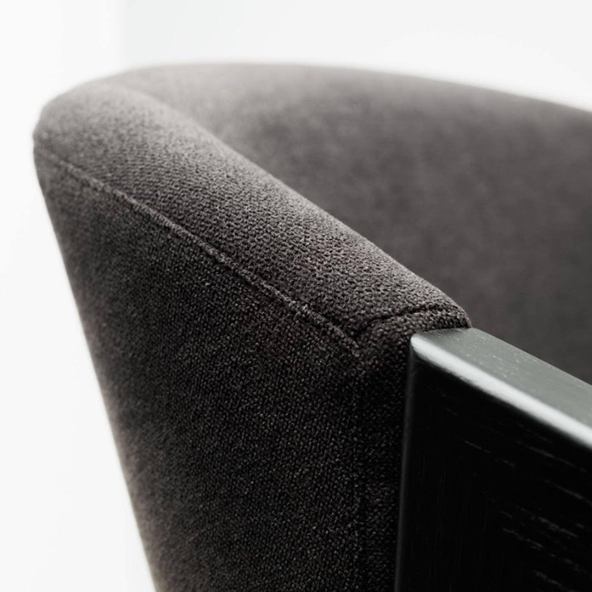 Напівбарне крісло OTIS з дуба, чорний