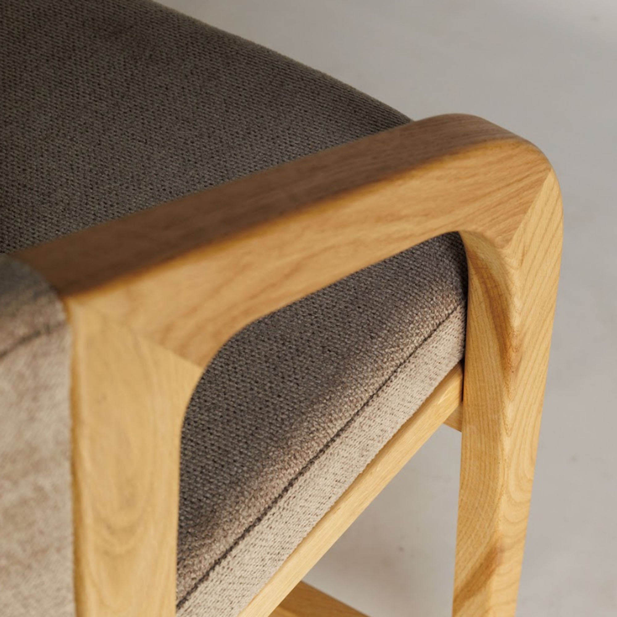 Напівбарне крісло OTIS з дуба, натуральний