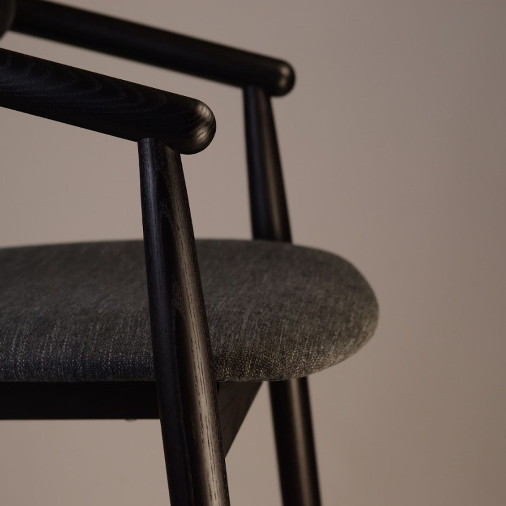 Напівбарний стілець MAMONT SEMI-SOFT з ясена, чорний