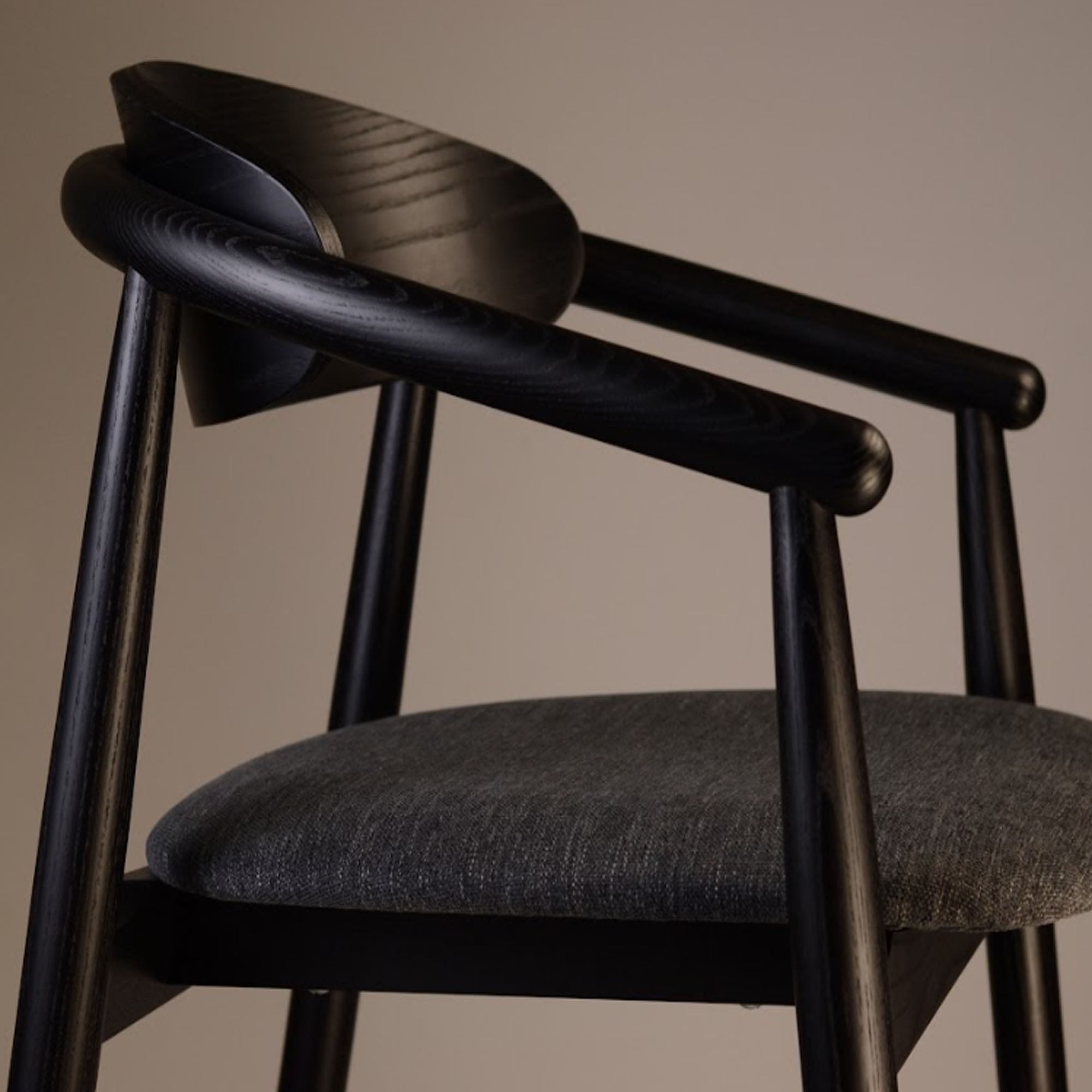 Напівбарний стілець MAMONT SEMI-SOFT з ясена, чорний