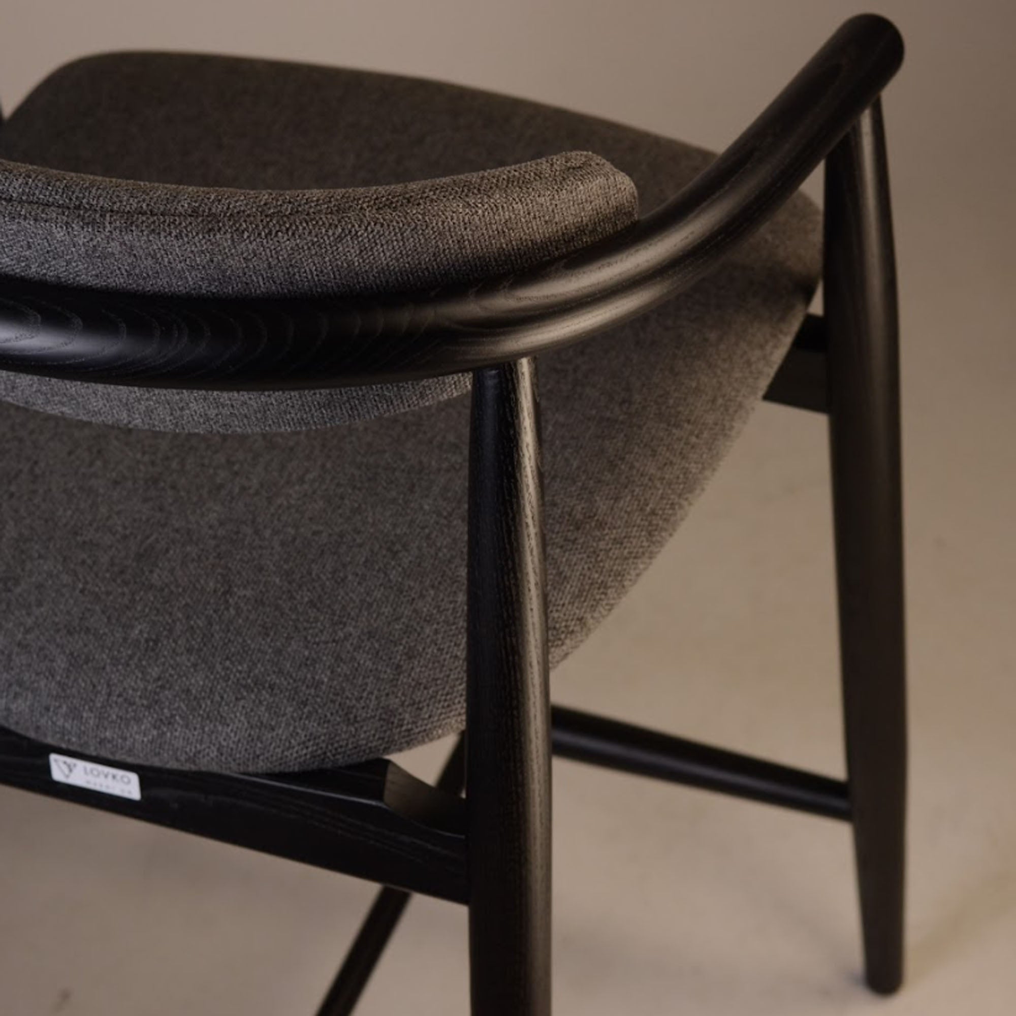 Напівбарний стілець MAMONT SOFT з ясена, чорний