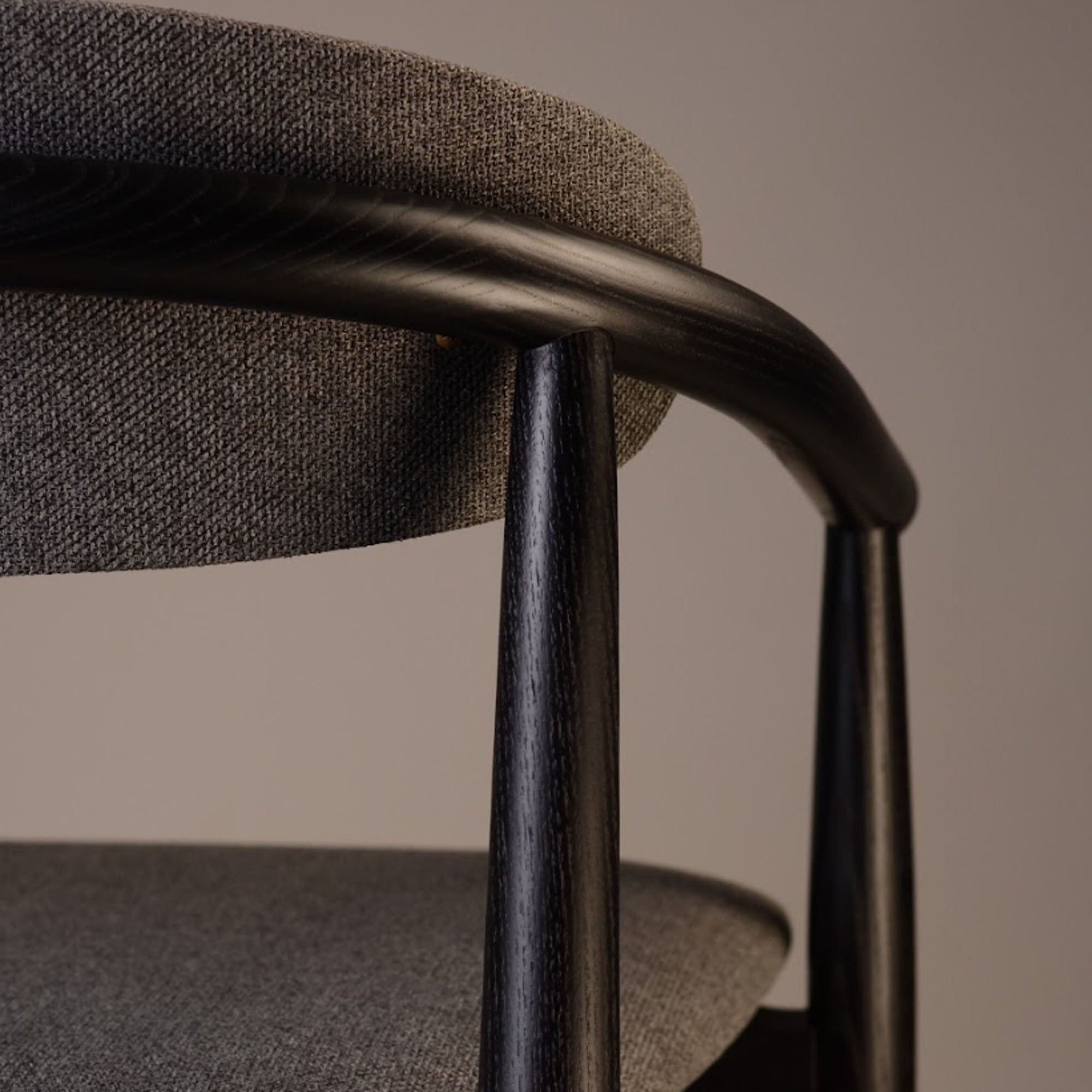 Напівбарний стілець MAMONT SOFT з ясена, чорний