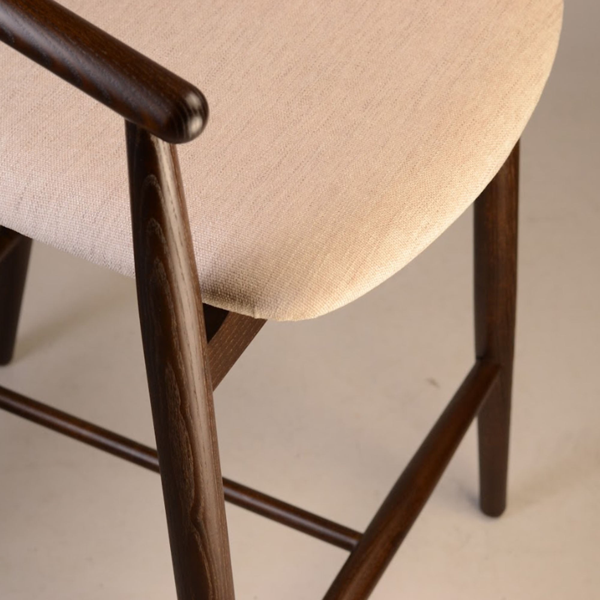 Напівбарний стілець MAMONT SOFT з ясена, темний горіх