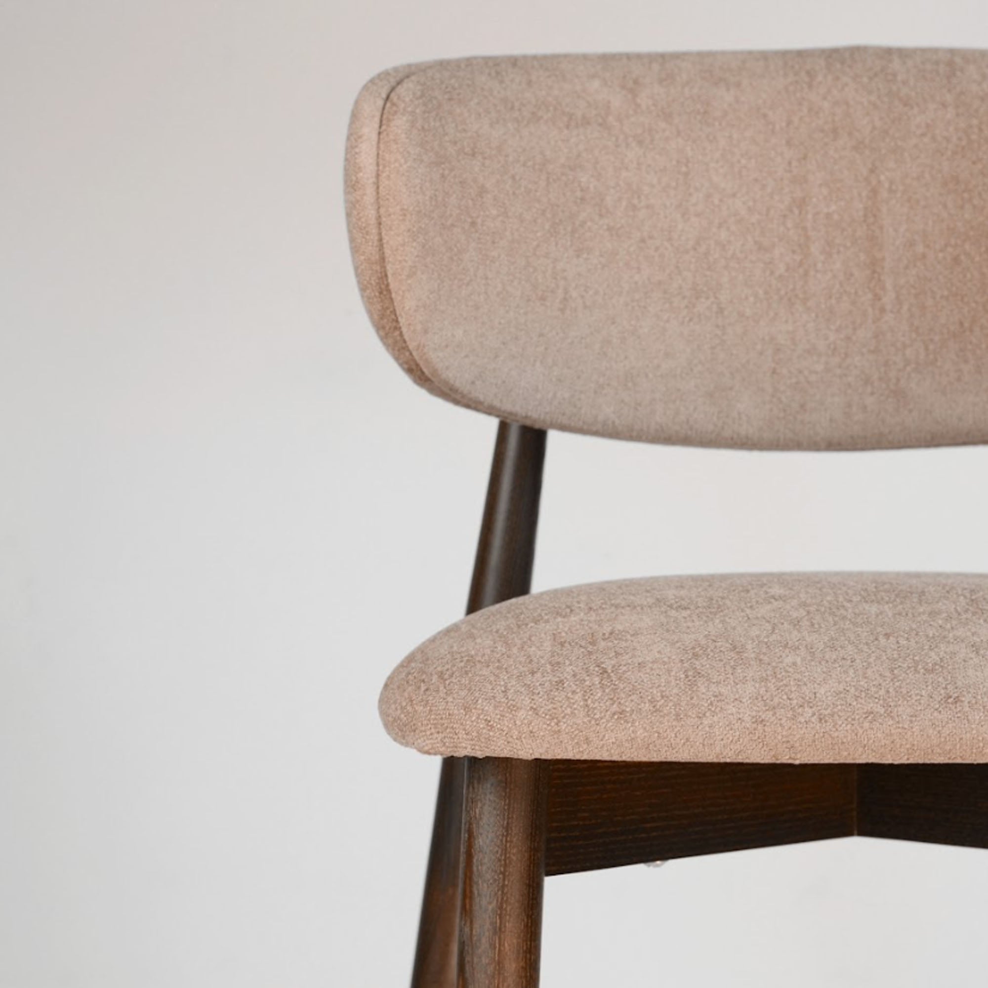 Напівбарний стілець PANDA NEW з ясена, темний горіх