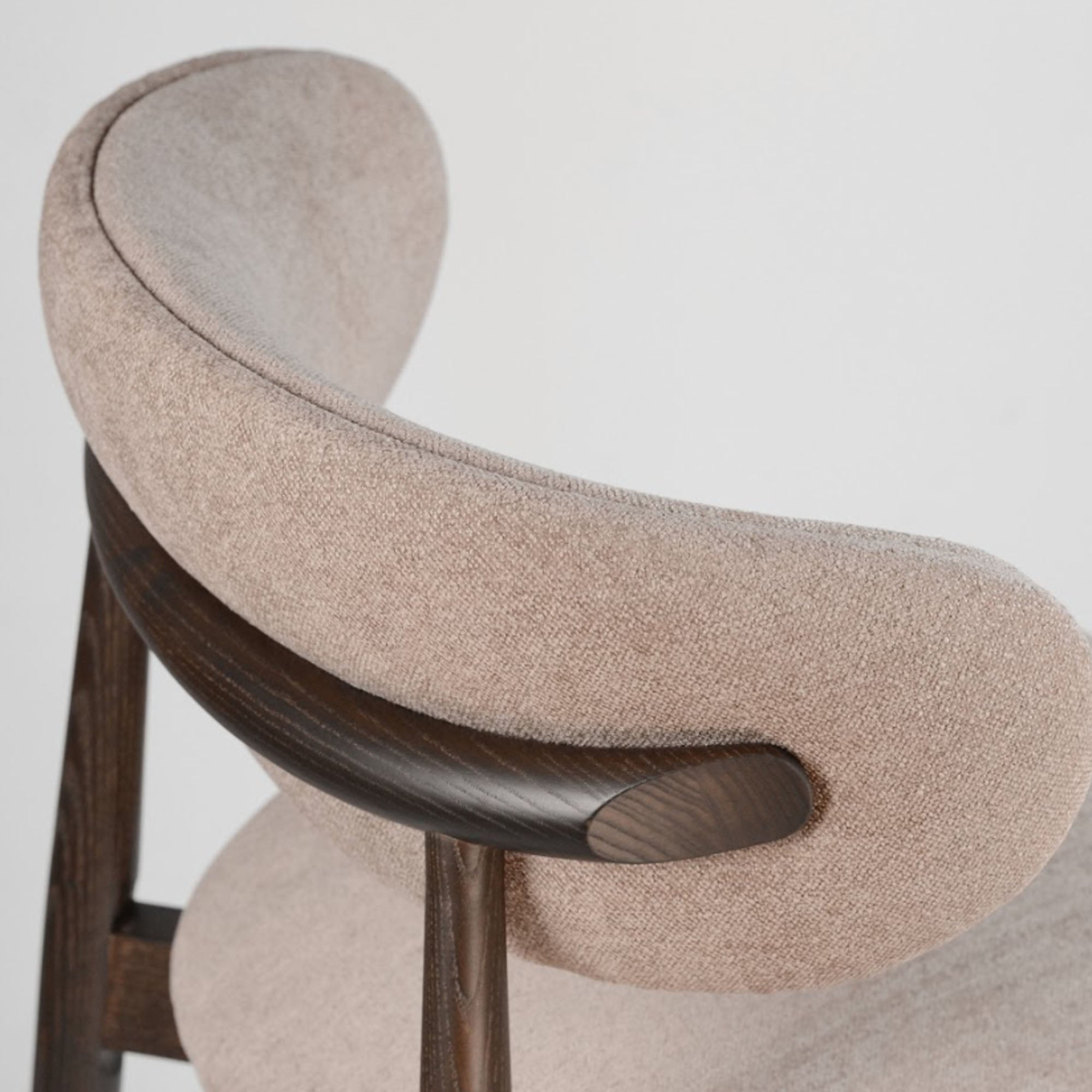 Напівбарний стілець PANDA NEW з ясена, темний горіх