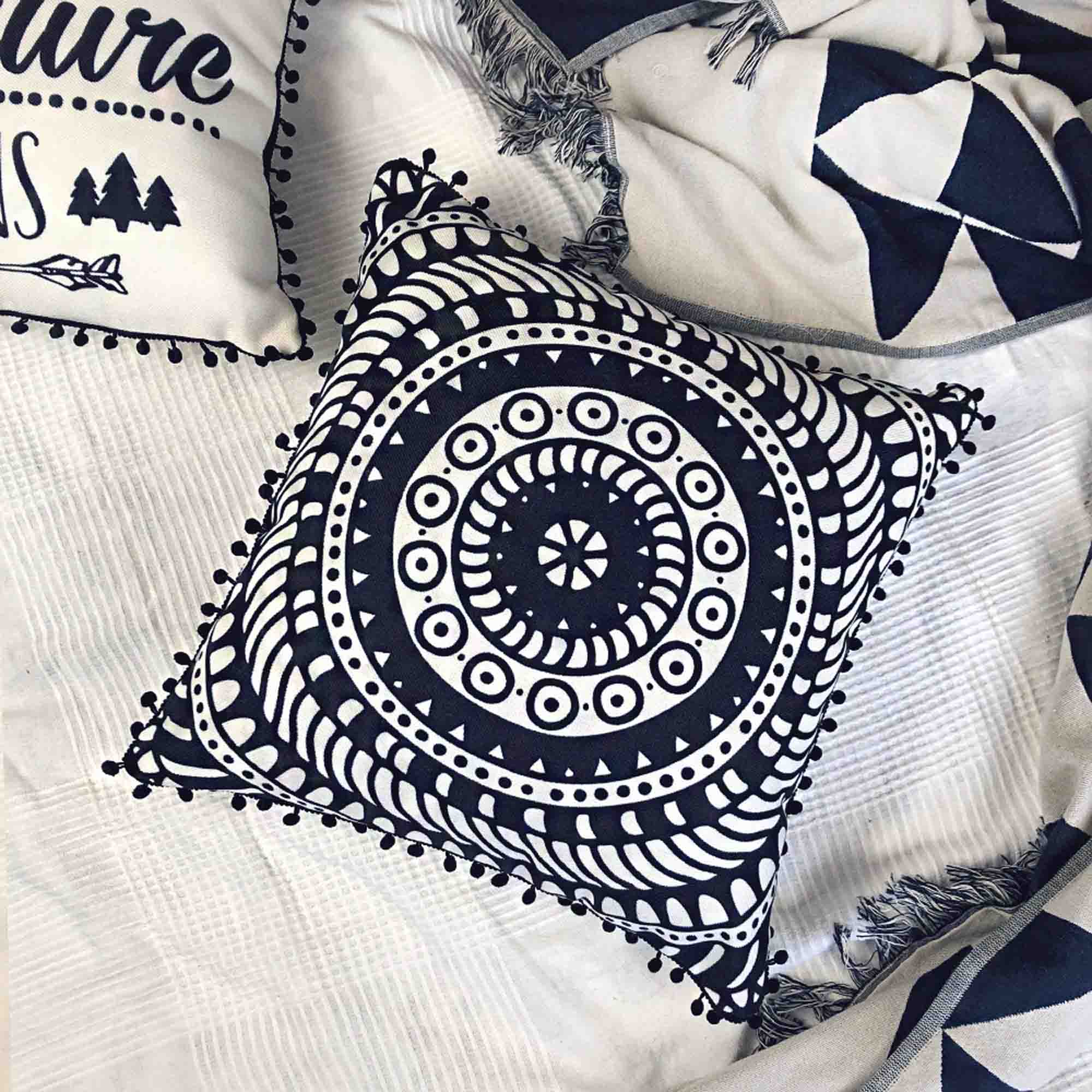 Подушка декоративна з помпонами ОРНАМЕНТ - зображення 2