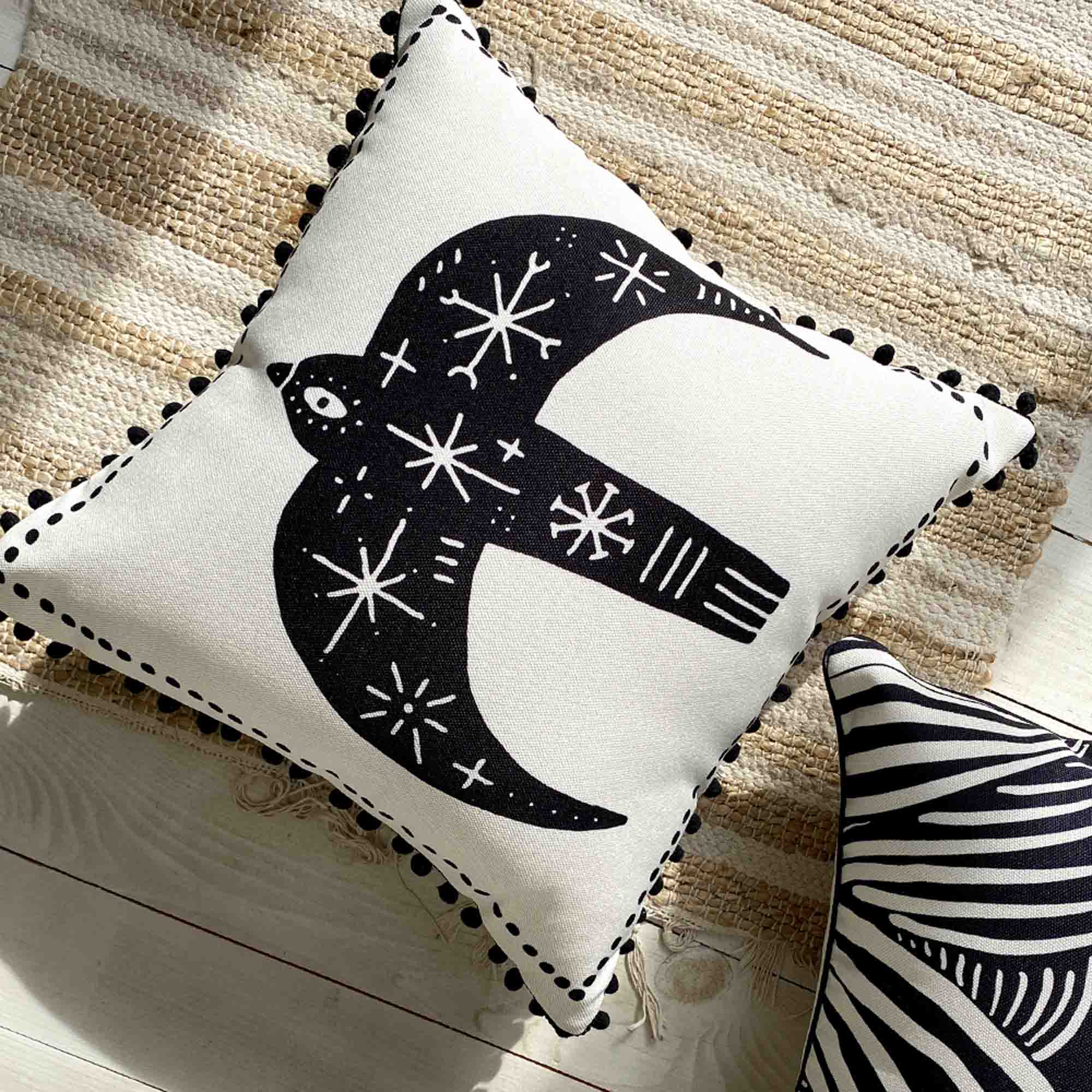 Подушка декоративна з помпонами ПОЛІТ - зображення 2