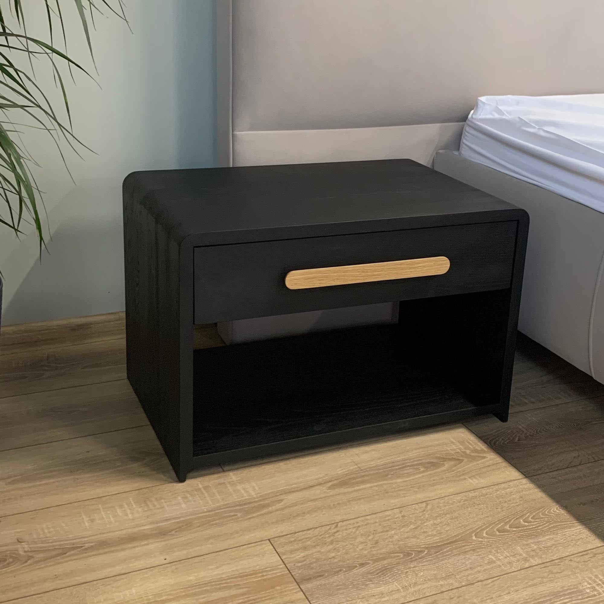 Приліжкова тумба, чорного кольору, дуб
