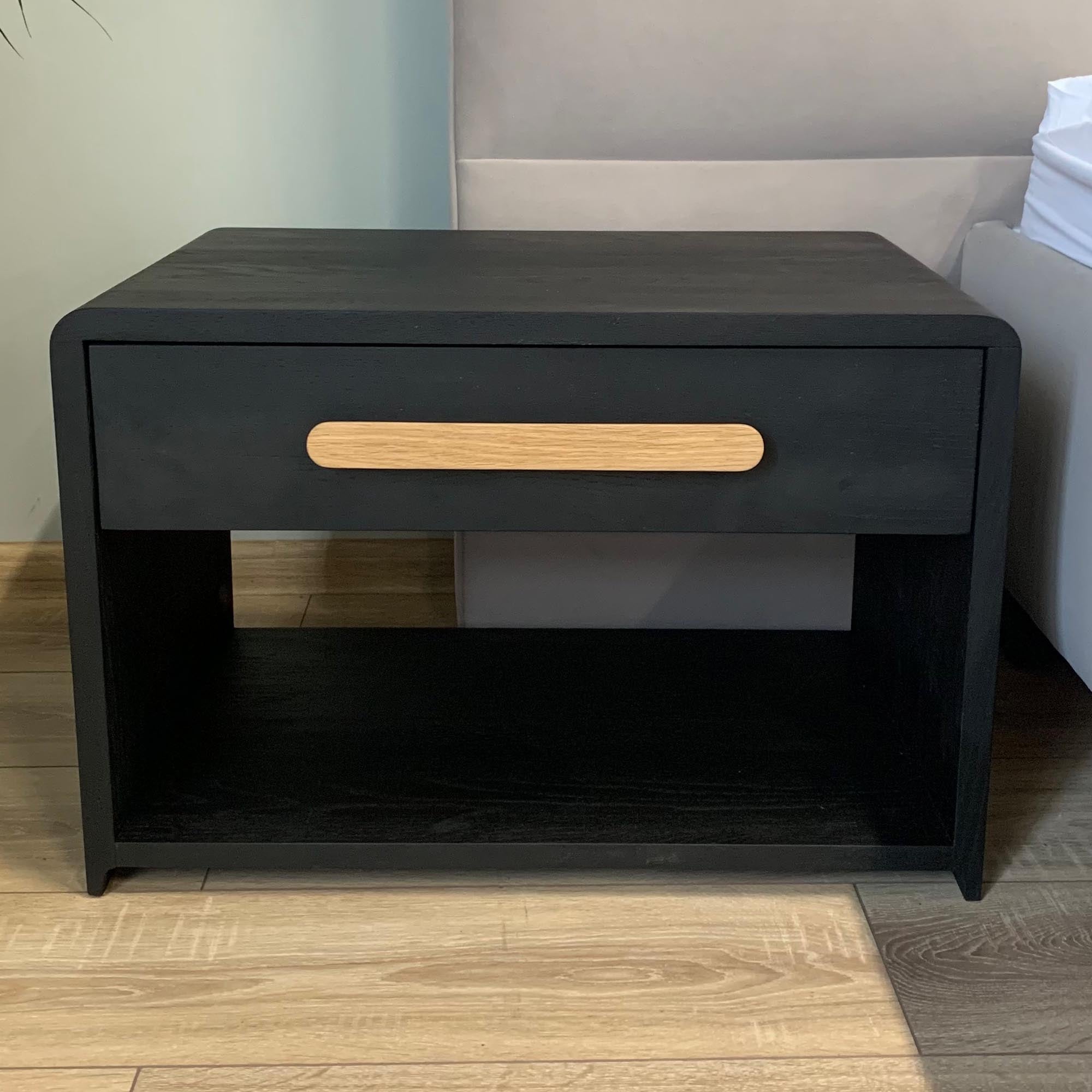Приліжкова тумба, чорного кольору, дуб