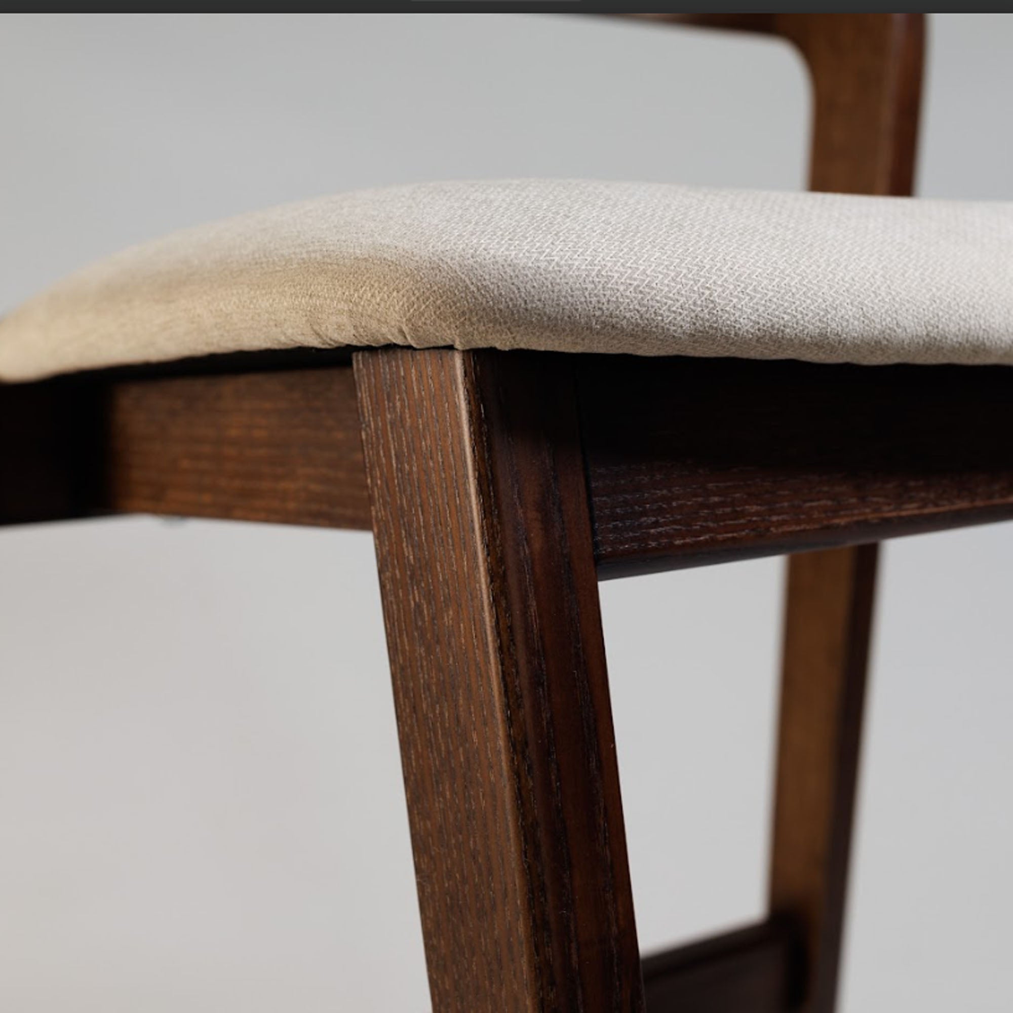 Стілець барний FLOKI NEW з ясена, темний горіх