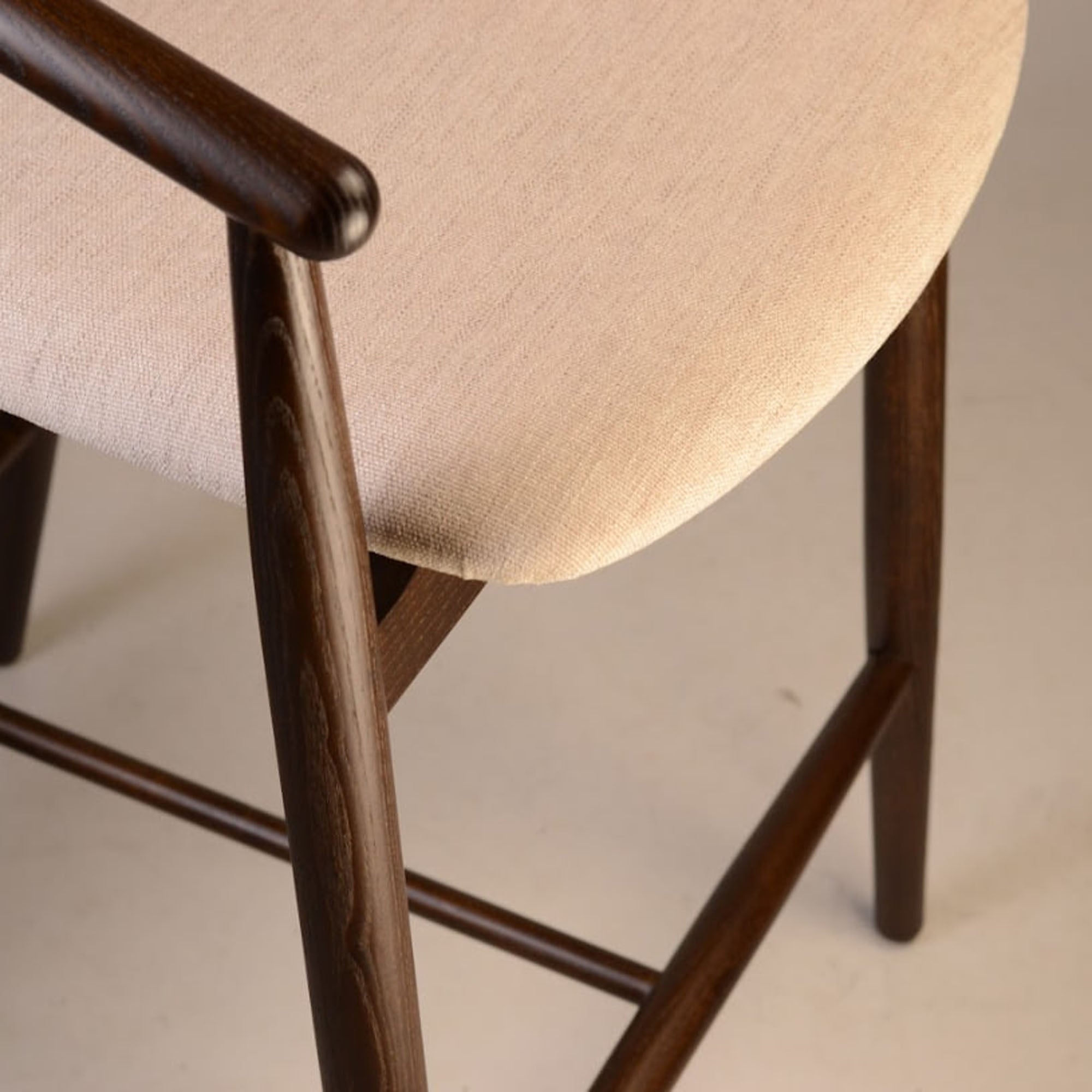 Напівбарний стілець MAMONT SEMI-SOFT з ясена, темний горіх