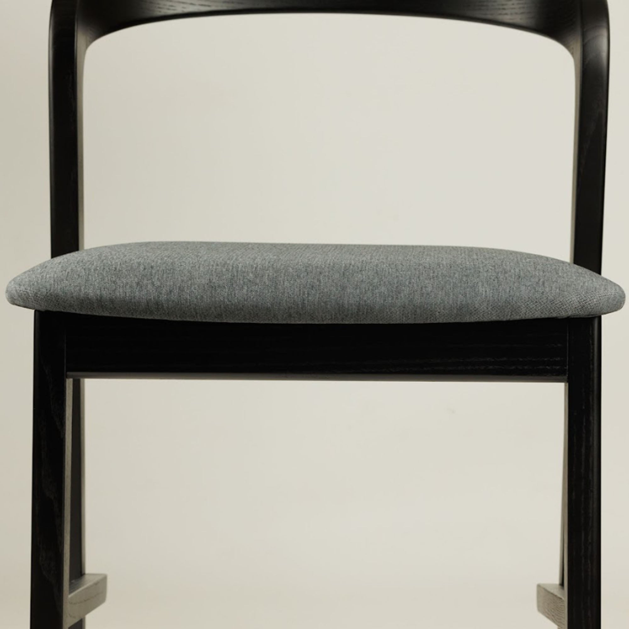 Стілець обідній FLOKI NEW з дуба, чорний