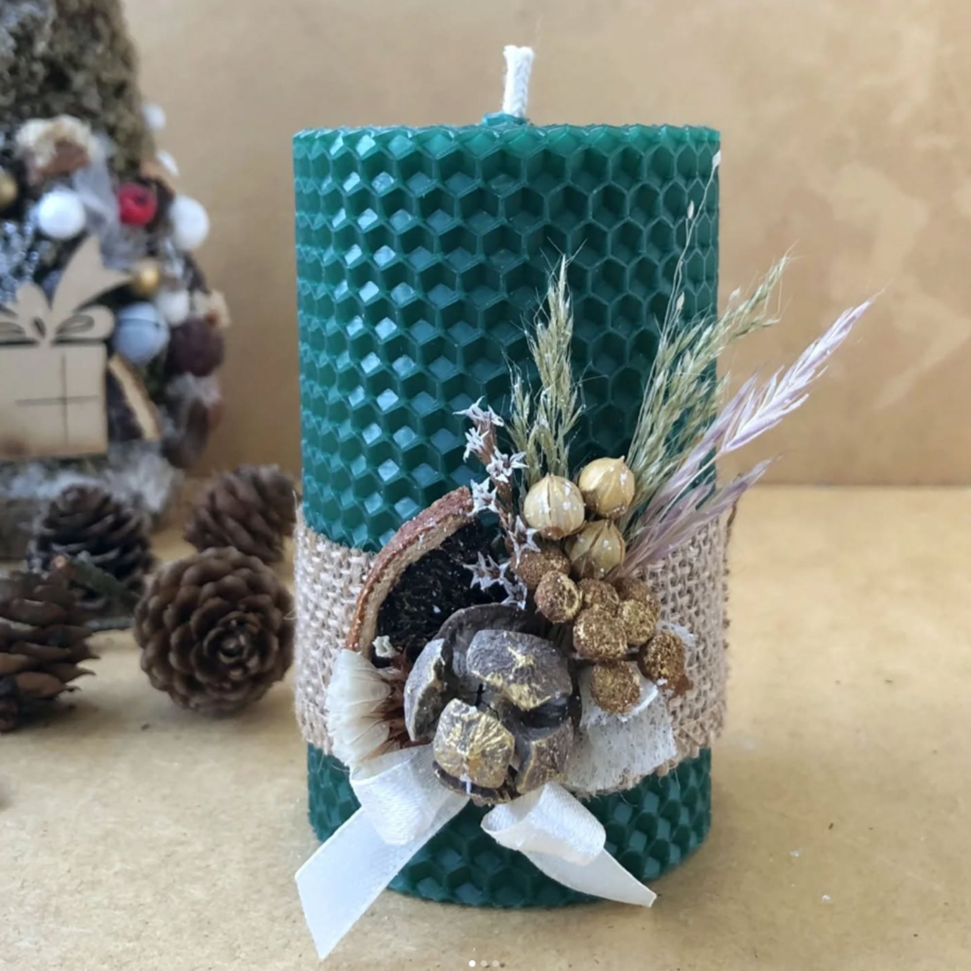 Свеча НЕФРИТОВАЯ из медовой вощины