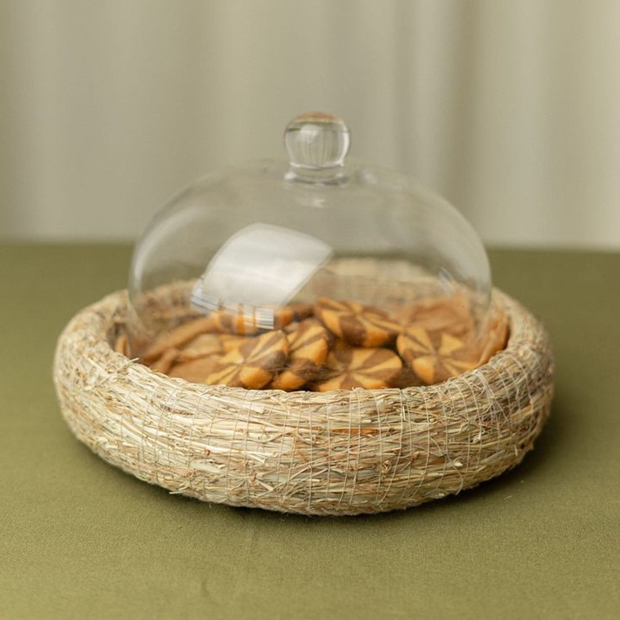 Тарілка КРУГЛА з сіна з скляним ковпаком