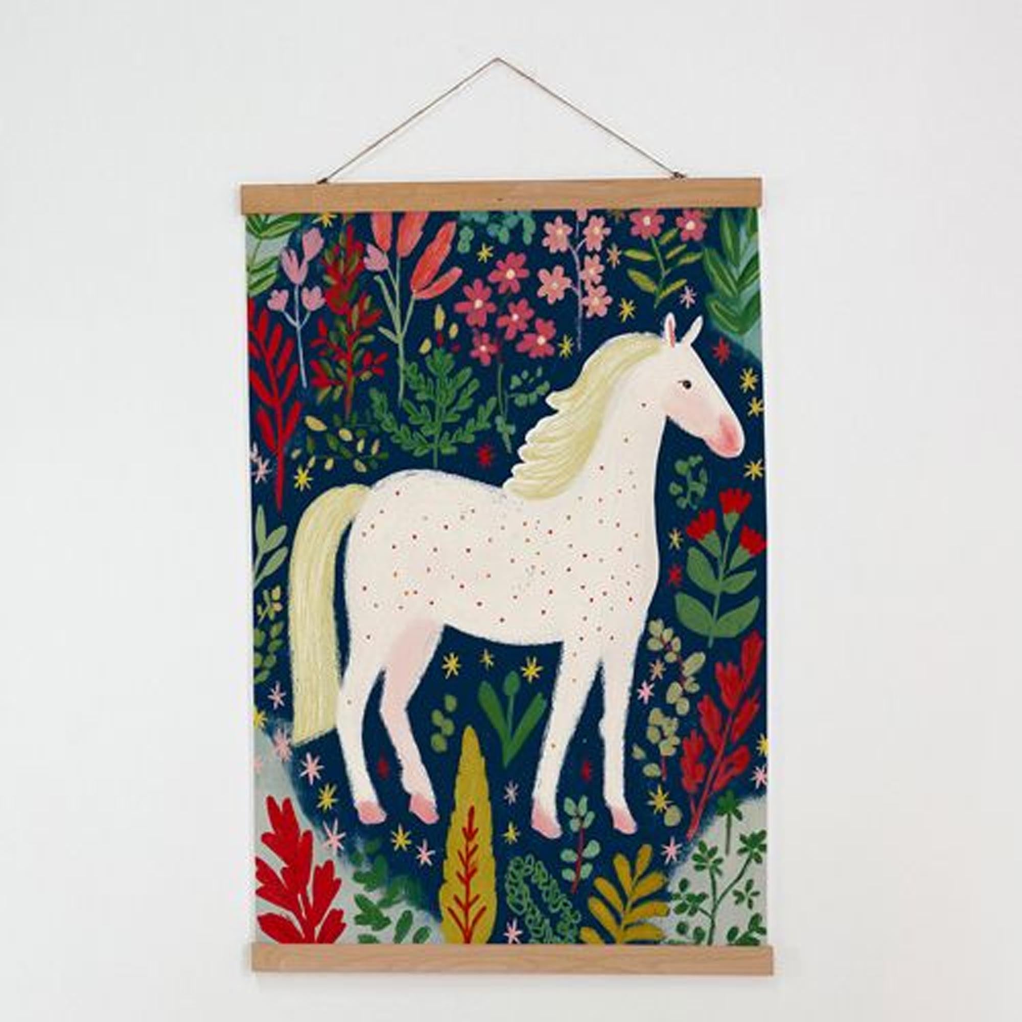 Тканинний постер на стіну БІЛИЙ КІНЬ ПОСЕРЕД КВІТІВ