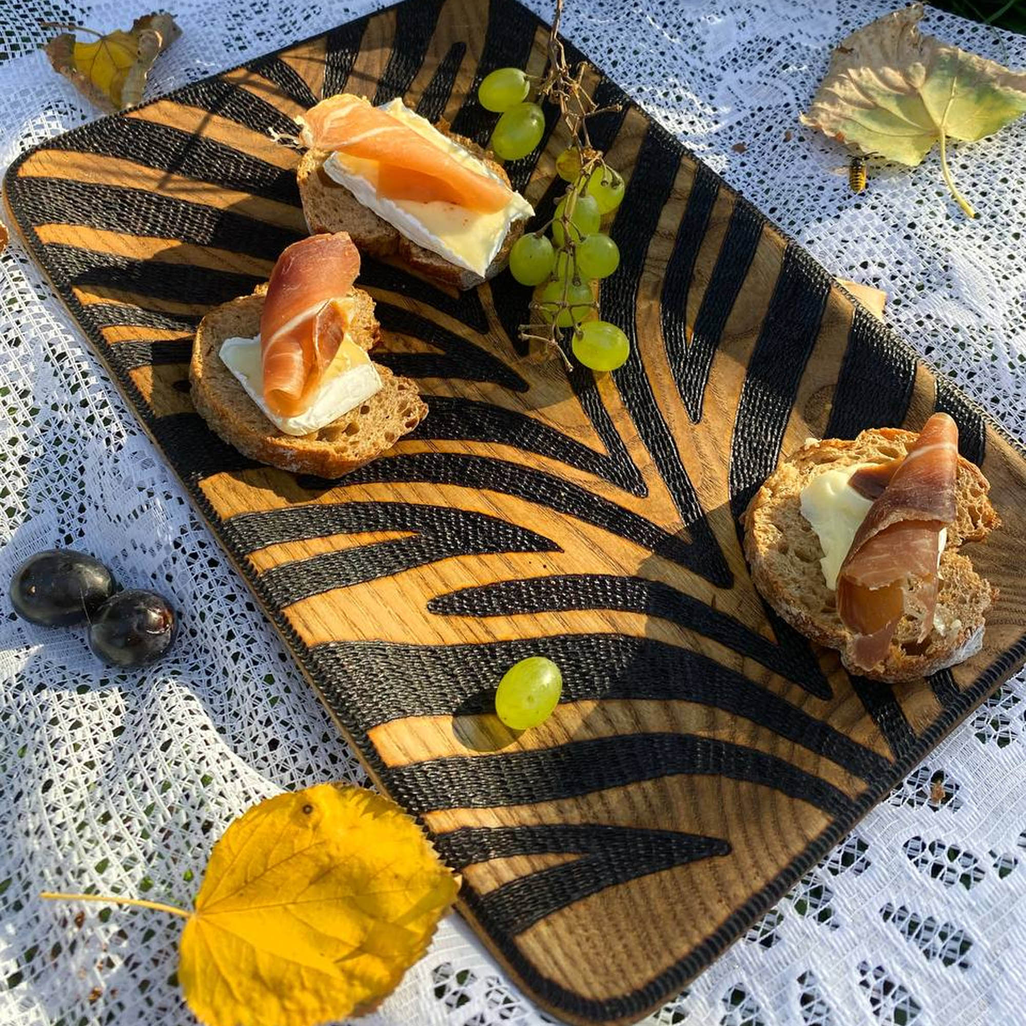 Дерев'яна тарілка ЗЕБРА в розмір М