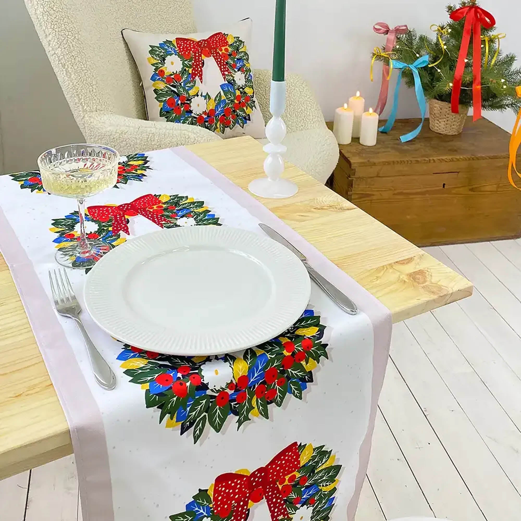 Дорожка на стол РОЖДЕСТВЕНСКИЕ ВЕНКИ