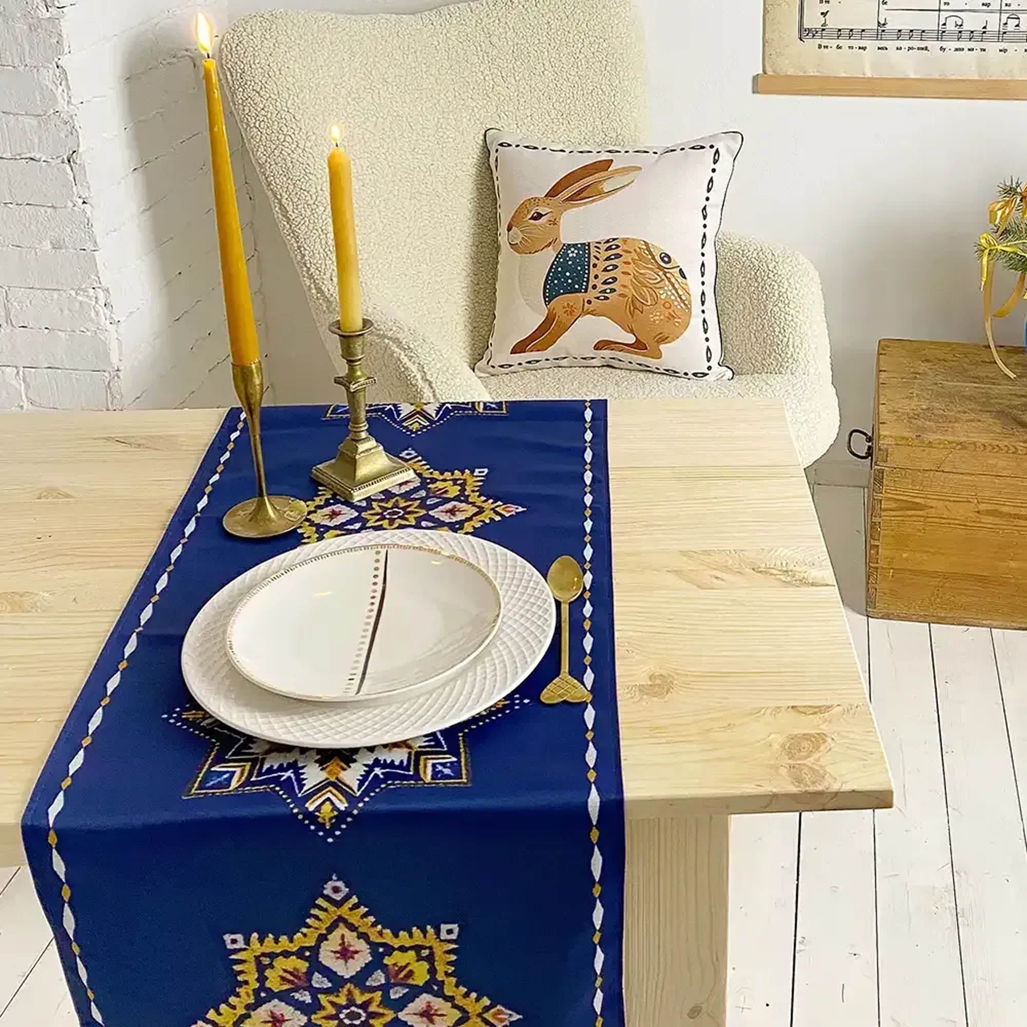 Дорожка на стол Рождественские звезды на синем фоне