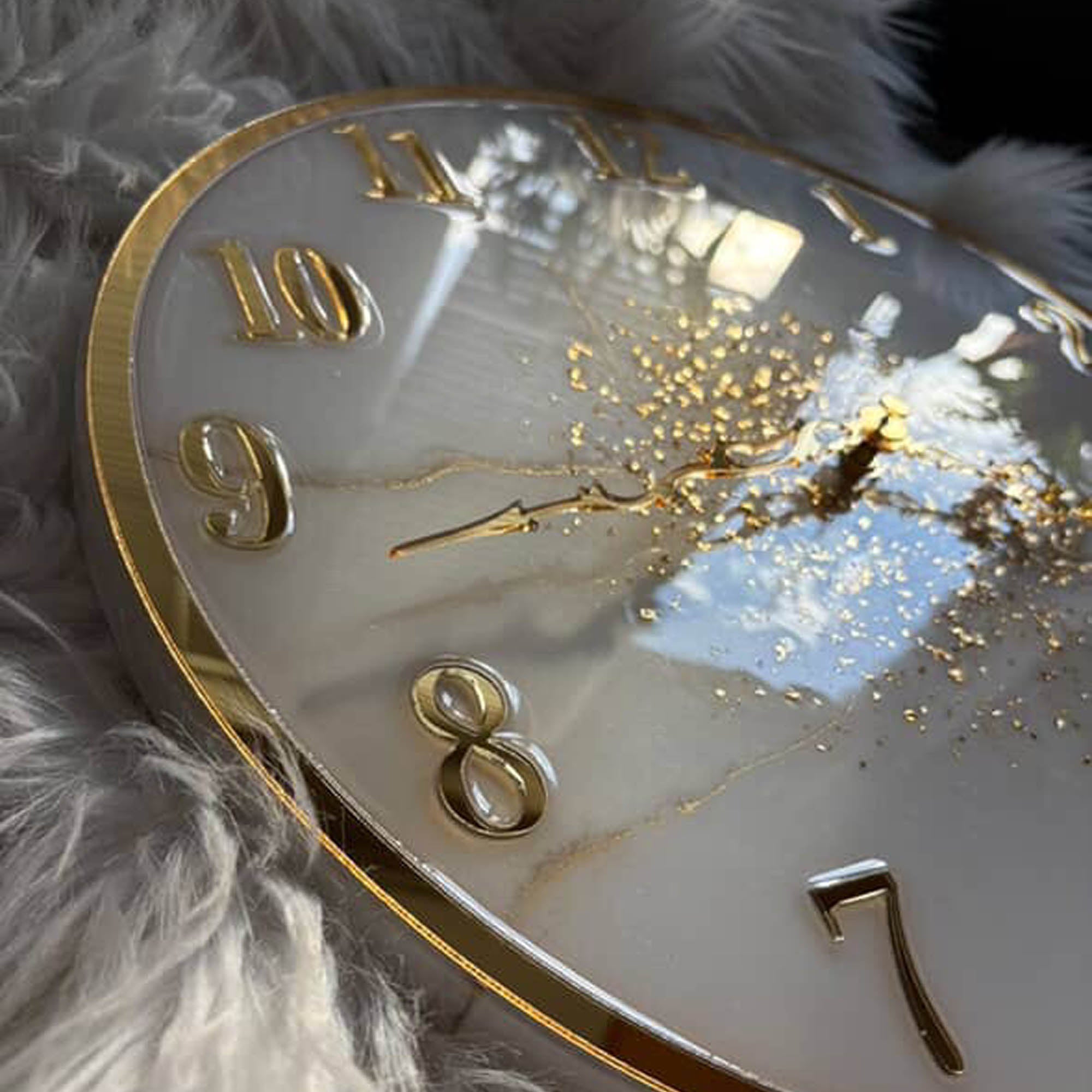 Годинник з епоксидної смоли, білий з золотим