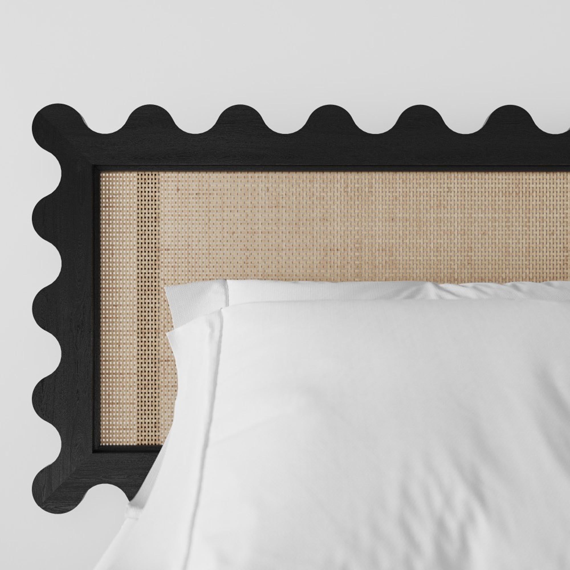 Ліжко дерев'яне KHVYLI з узголів'ям, чорного кольору