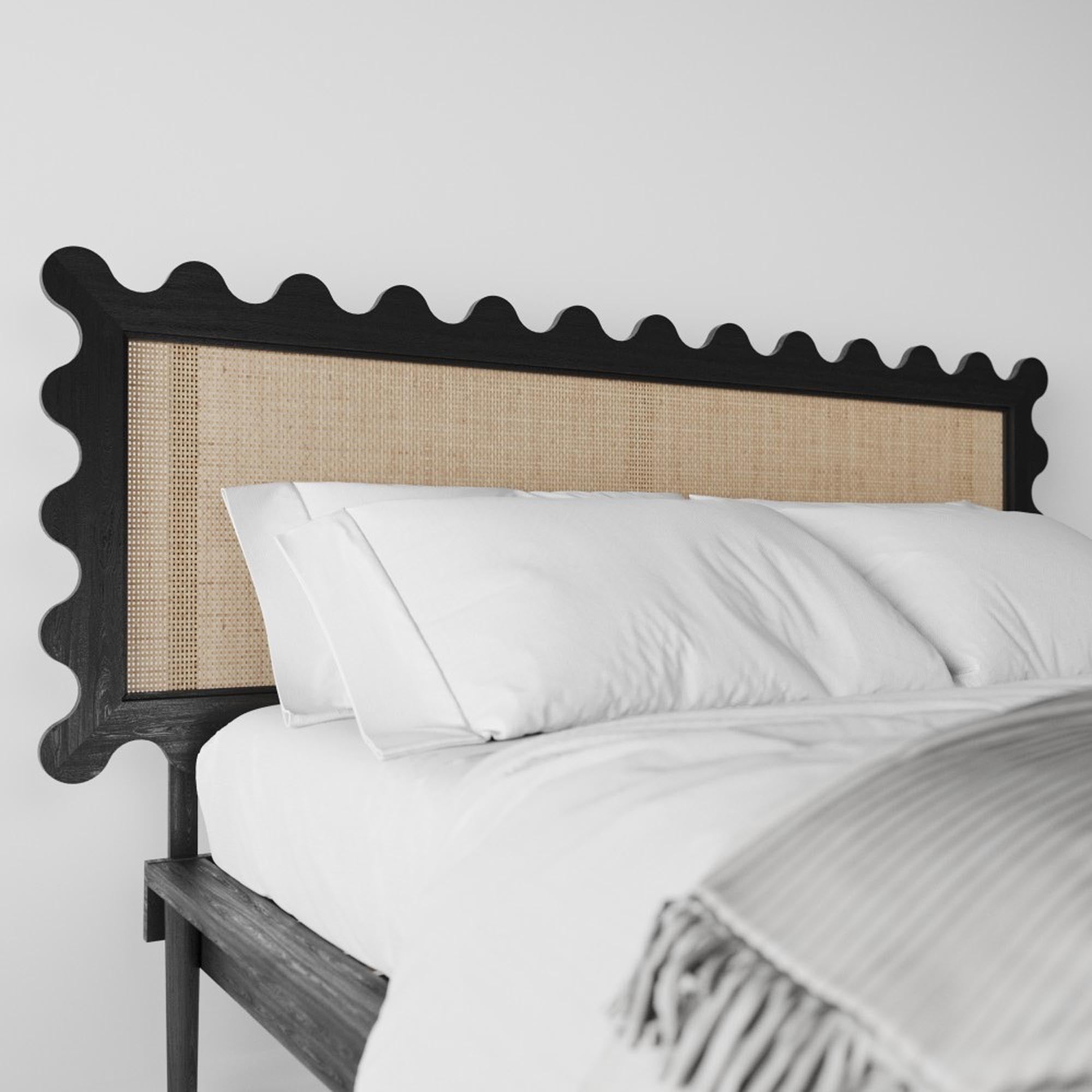 Кровать деревянная KHVYLI с изголовьем, черного цвета