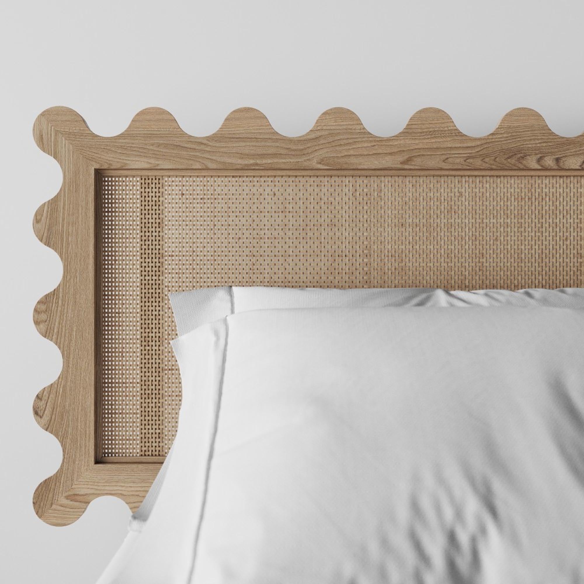 Кровать деревянная KHVYLI с изголовьем, натурального цвета