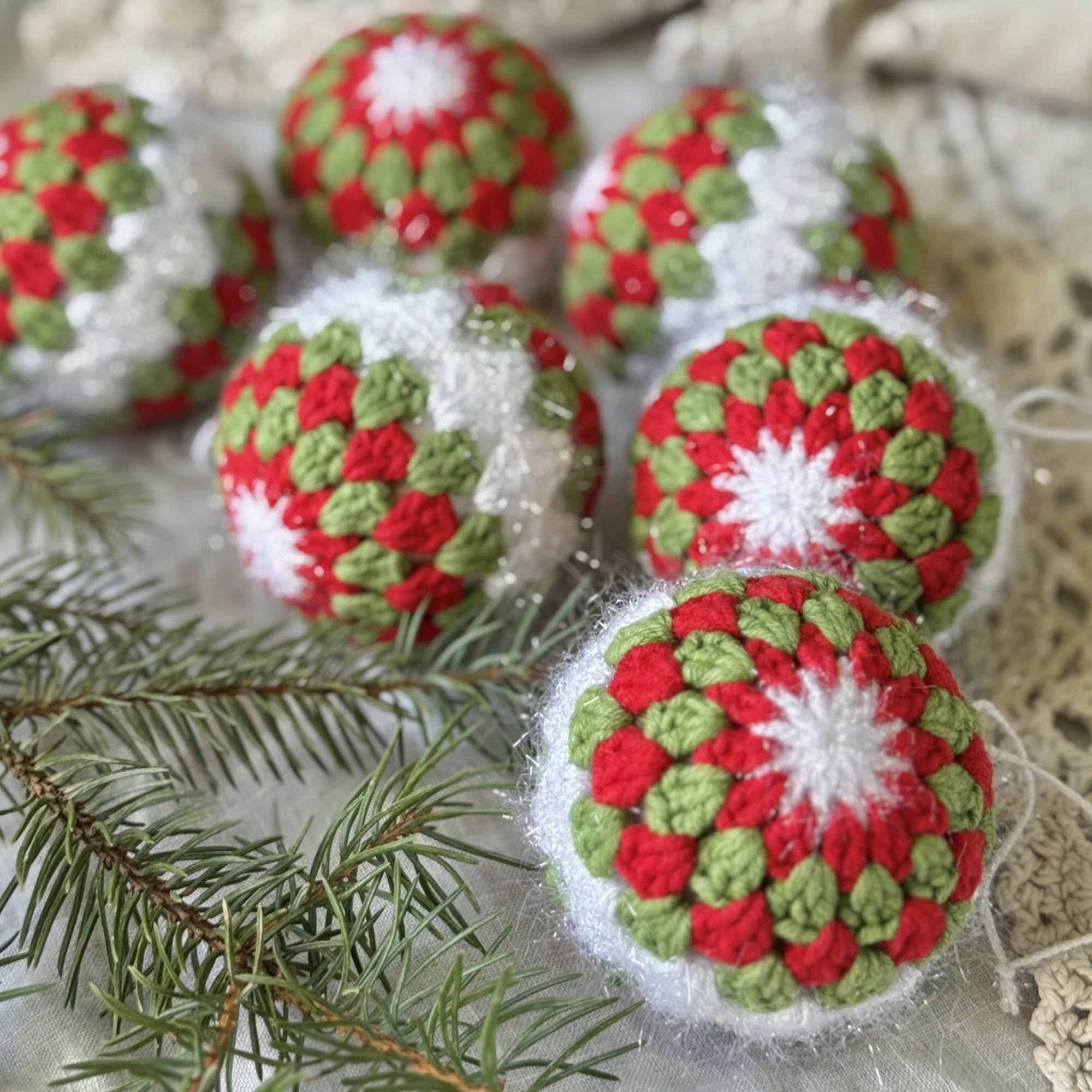 Новогодний декор ШАР, 6 см, красный, белый, зеленый