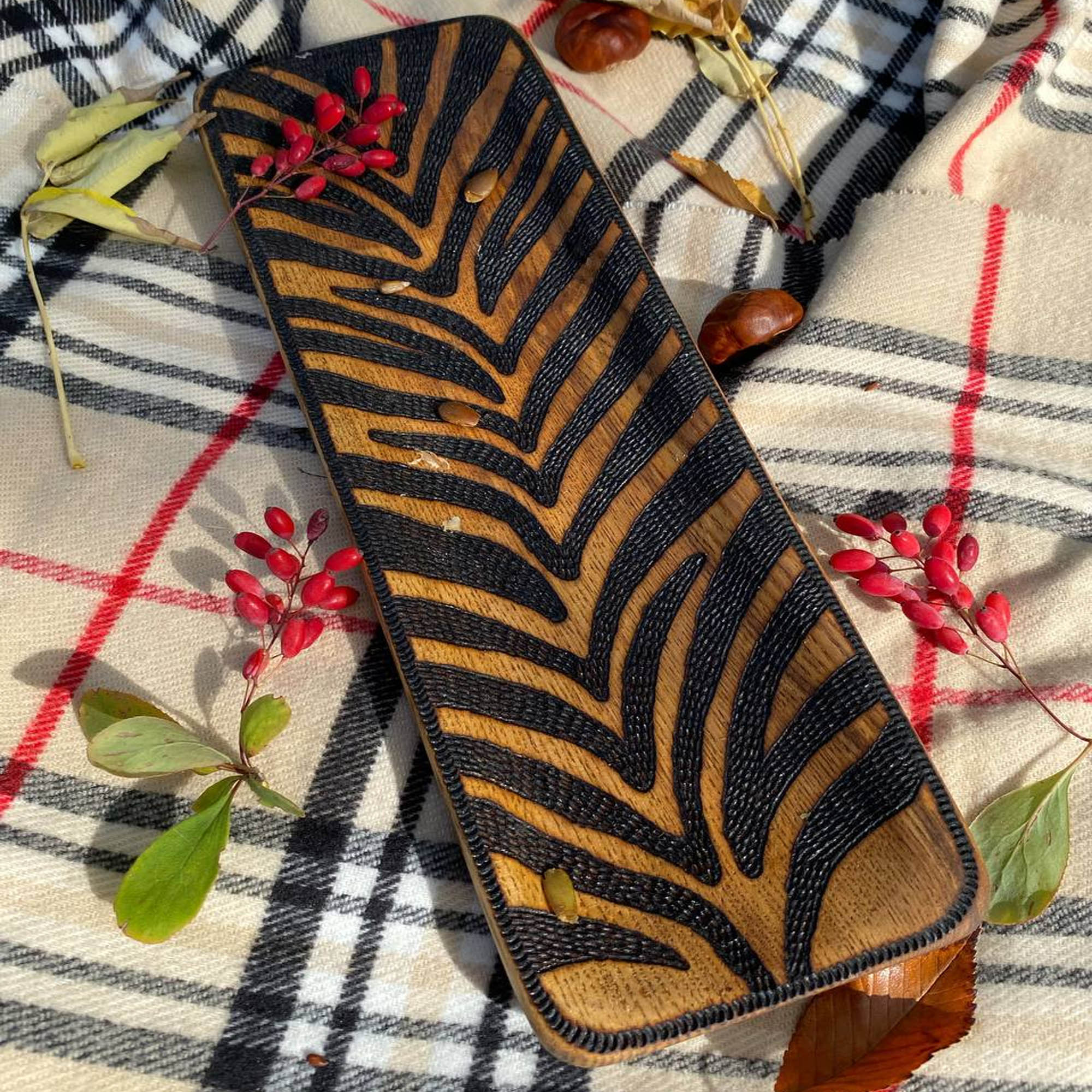 Дерев'яна тарілка ЗЕБРА в розмір S