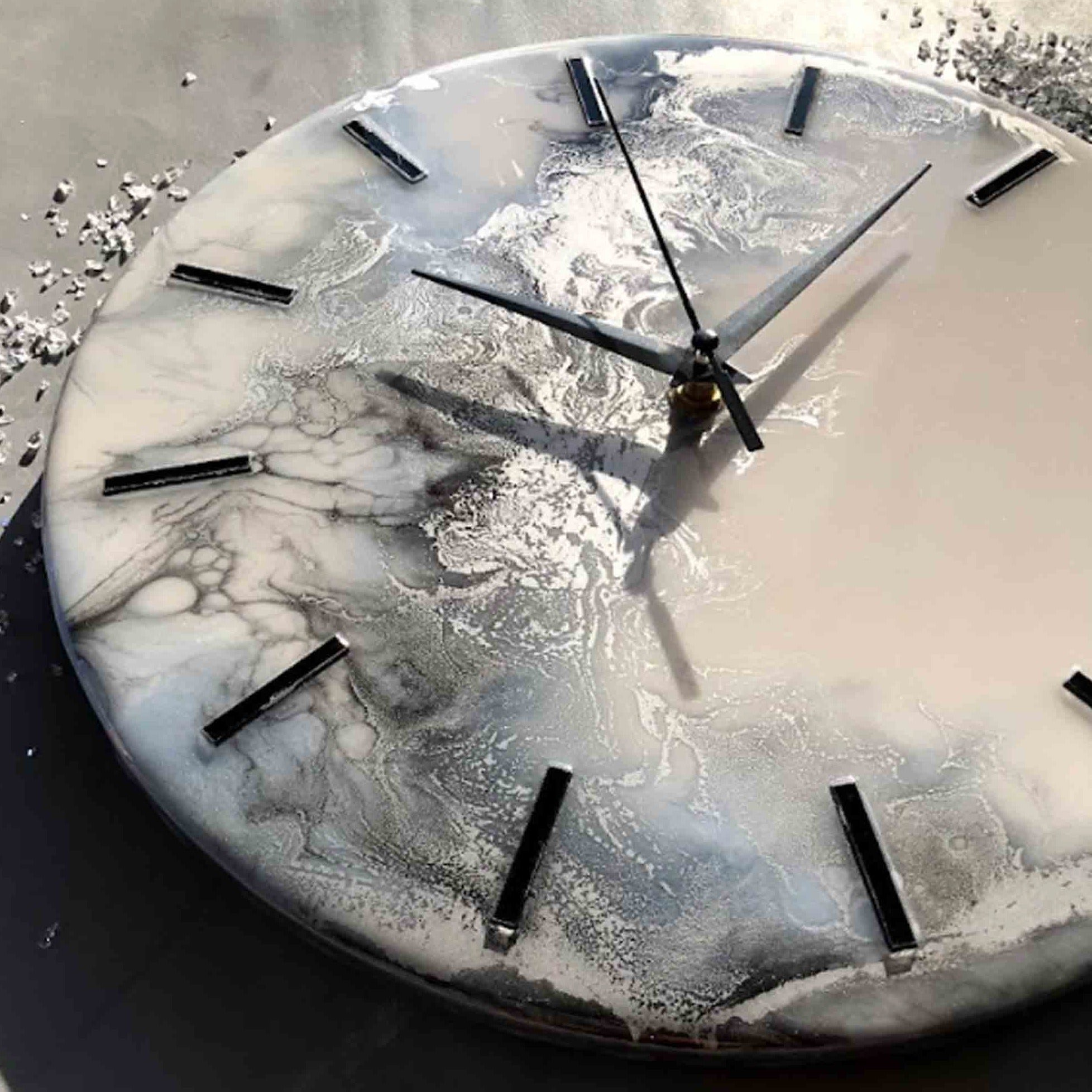 Часы настенные серые из эпоксидной смолы